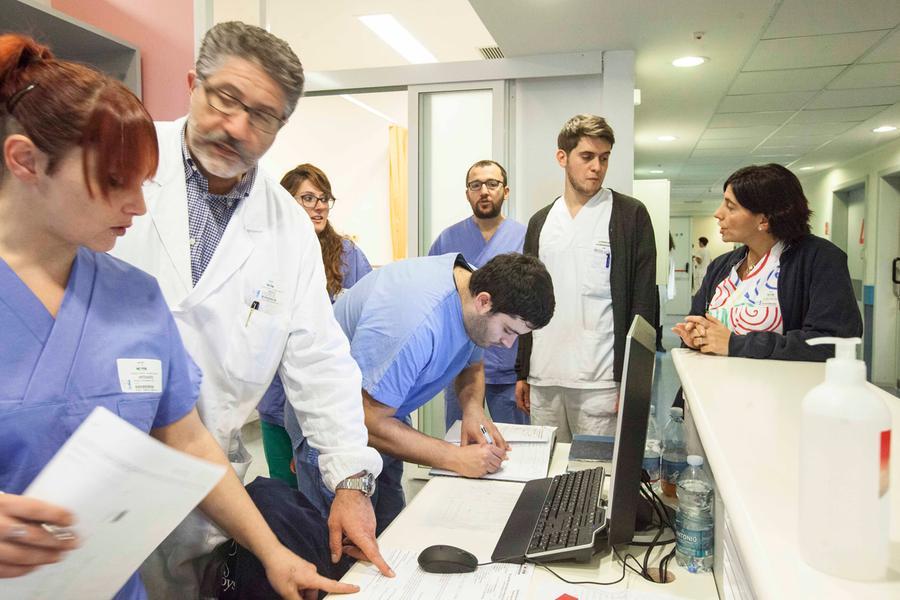 Bambini con l’influenza, pronto soccorso del Meyer preso d’assalto. Il primario: «Portateli solo se hanno difficoltà respiratorie»