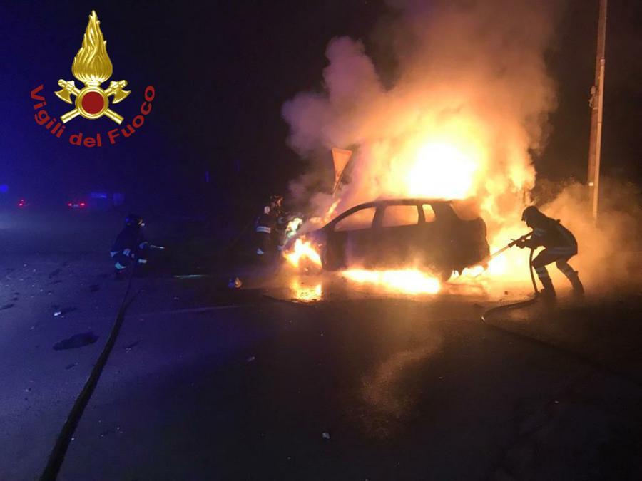 Savignano, scontro tra due auto: una prende fuoco