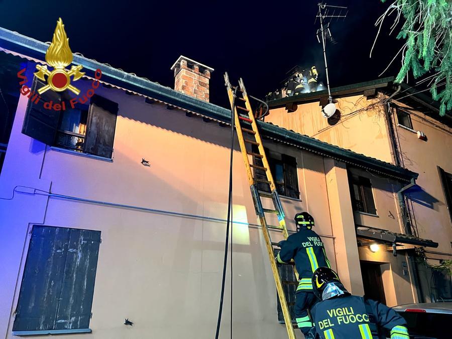 San Felice, incendio di un tetto in legno