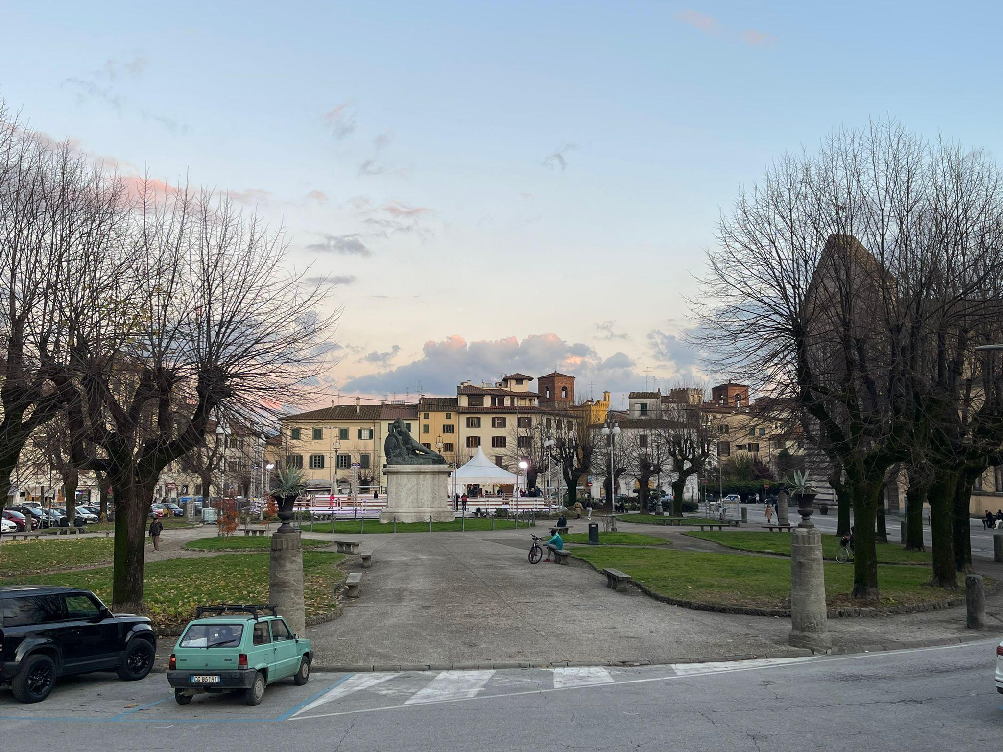 Piazza Mazzini con i suoi alberi ultracentenari (foto Nucci)