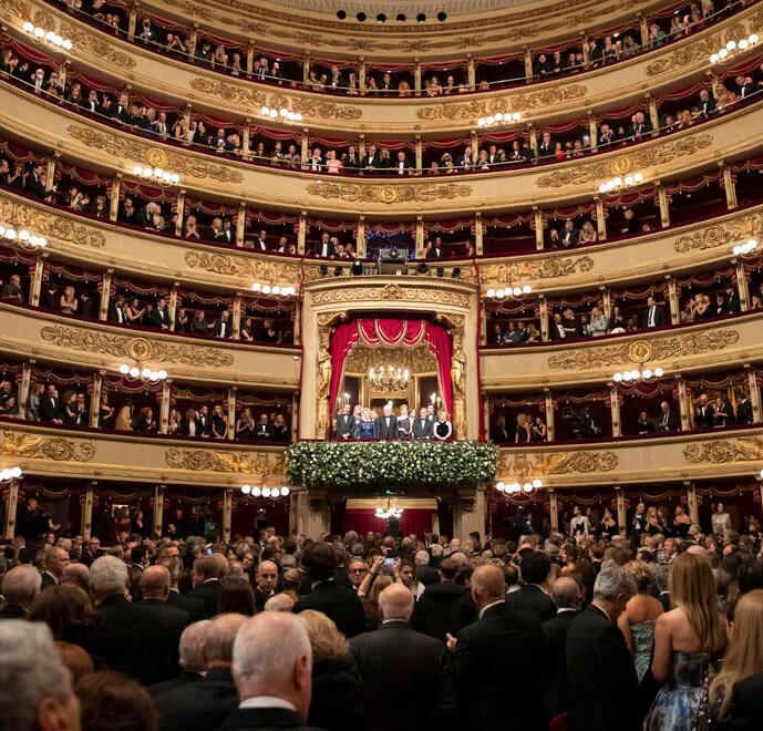 La platea del Teatro della Scala di Milano ieri sera in attesa dell’inizio dell’opera Boris Gudonov che ha aperto la stagione alla presenza di Mattarella, Meloni, von der Leyen. Il gesto dei dimostranti si è verificato nella mattinata