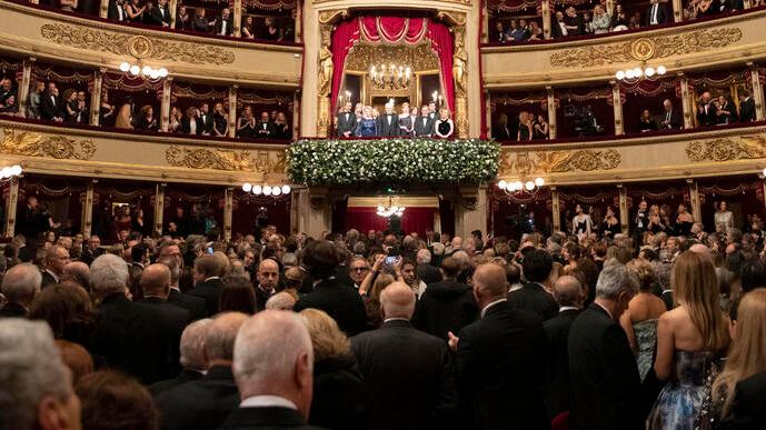 La platea del Teatro della Scala di Milano ieri sera in attesa dell’inizio dell’opera Boris Gudonov che ha aperto la stagione alla presenza di Mattarella, Meloni, von der Leyen. Il gesto dei dimostranti si è verificato nella mattinata