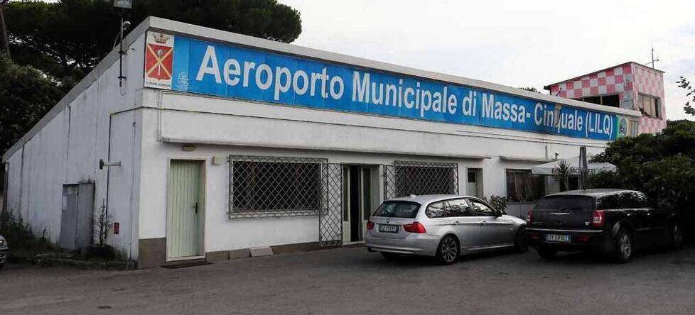 Massa, l’Aeroclub deve sgomberare: «Così è a rischio l’elisoccorso»