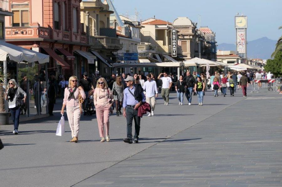 Viareggio, in Passeggiata sì alla musica: regole meno restrittive per le feste nei bagni. Ecco come funziona