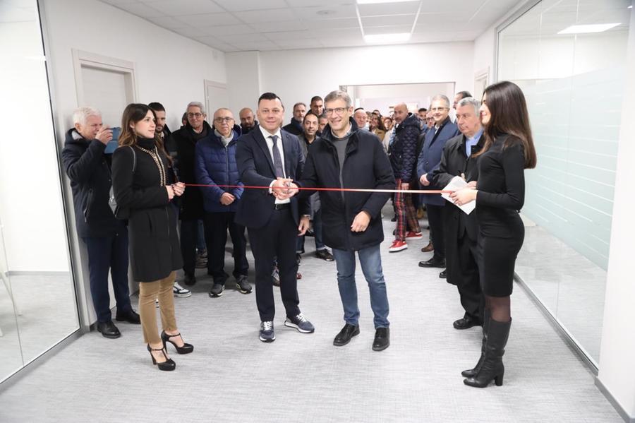 
	Enrico Lenzi taglia il nastro del nuovo edificio di Lenergy Spa insieme al sindaco di Calcinaia, Cristiano Alderigi, e al vescovo di Livorno monsignor&nbsp;Simone Giusti

