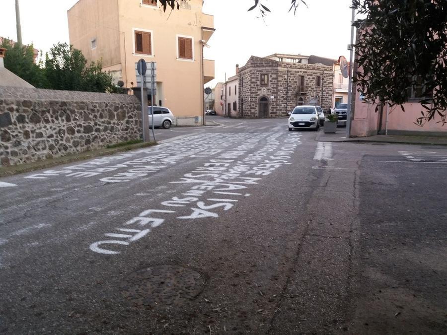 
	Le scritte per le strade di Sedilo (foto mac)

