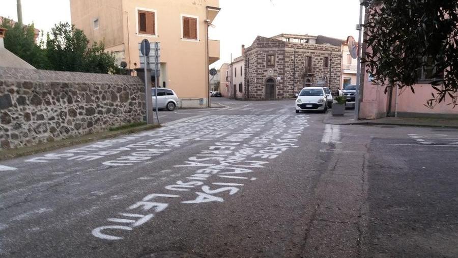 Le scritte per le strade di Sedilo (foto mac)