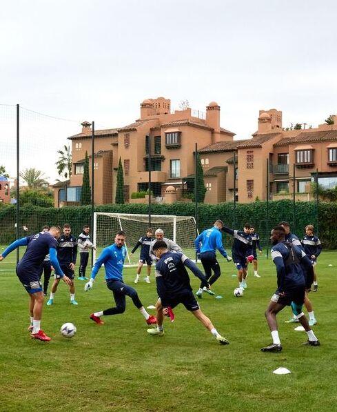 Gli azzurri durante l’allenamento a Estepona dove saranno in ritiro fino a domani (foto Empoli Fc)