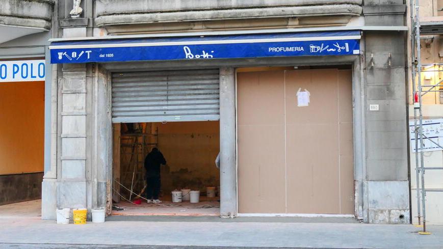 Operai al lavoro nell’ex profumeria Botti (foto Paglianti)