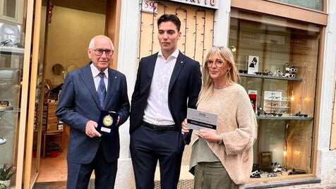 Mario, il nipote Tommaso e la figlia Lara davanti alle vetrine del negozio di corso Carducci