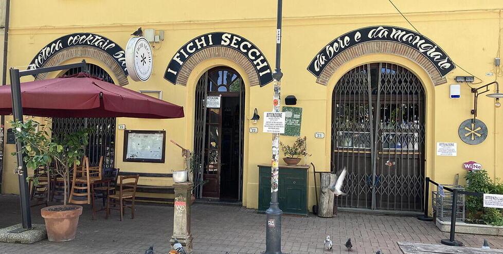 L’esterno del locale Fichi Secchi sulla piazza centrale di Vada