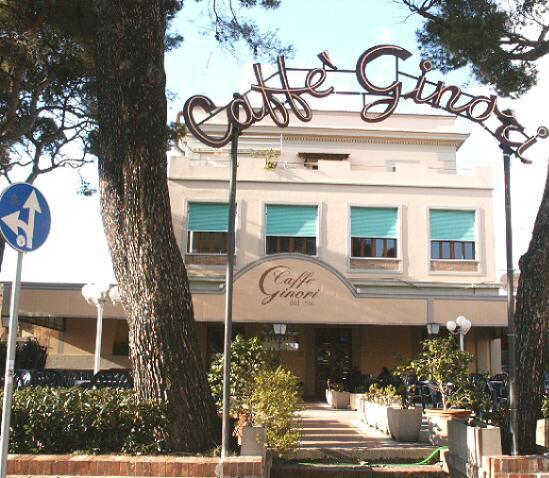 La piazza di Castiglioncello con il Caffè Ginori