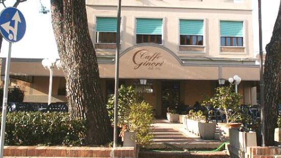La piazza di Castiglioncello con il Caffè Ginori