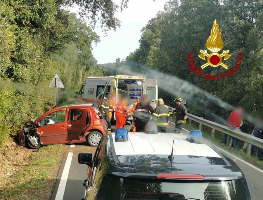 Fuori strada con l’auto tra Bassacutena e Luogosanto: conducente in ospedale con l’elicottero