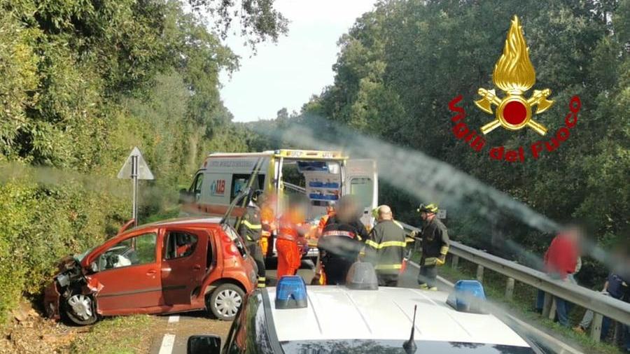 Fuori strada con l’auto tra Bassacutena e Luogosanto: conducente in ospedale con l’elicottero