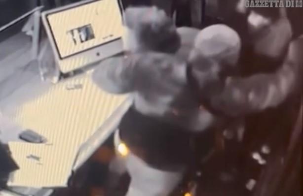 Bologna, gioielliere modenese rapinato in negozio da tre persone arrivate in monopattino
