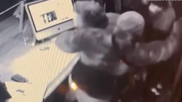 Bologna, gioielliere modenese rapinato in negozio da tre persone arrivate in monopattino
