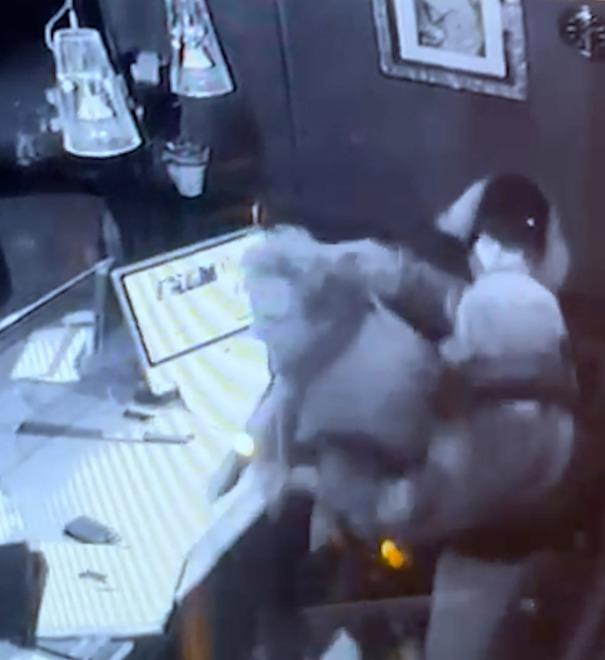 Bologna. In tre saltano addosso a gioielliere modenese e lo rapinano