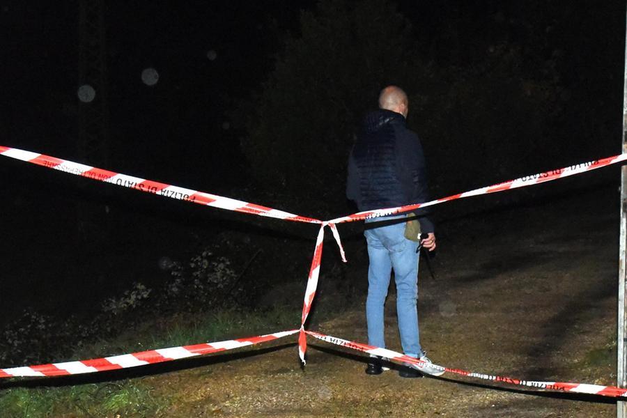 
	Un agente in borghese nel luogo del macabro ritrovamento

