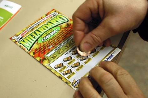 Vince 100mila euro al Gratta e Vinci e manda due collane d’oro alle dipendenti del bar