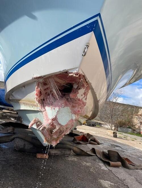 La chiglia devastata nel violentissimo urto contro gli scogli