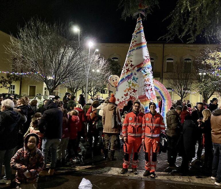 Acceso il maxi albero delle donne con un invito alla pace nel mondo