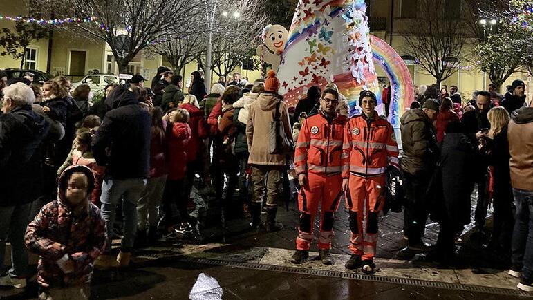 Acceso il maxi albero delle donne con un invito alla pace nel mondo