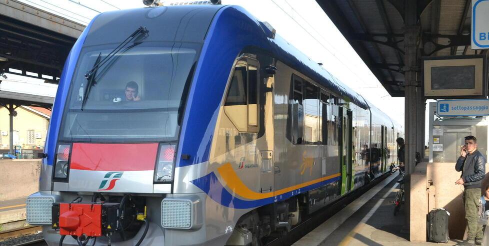 Lucca, treni cancellati e ritardi tutti: i guai della linea per Pisa