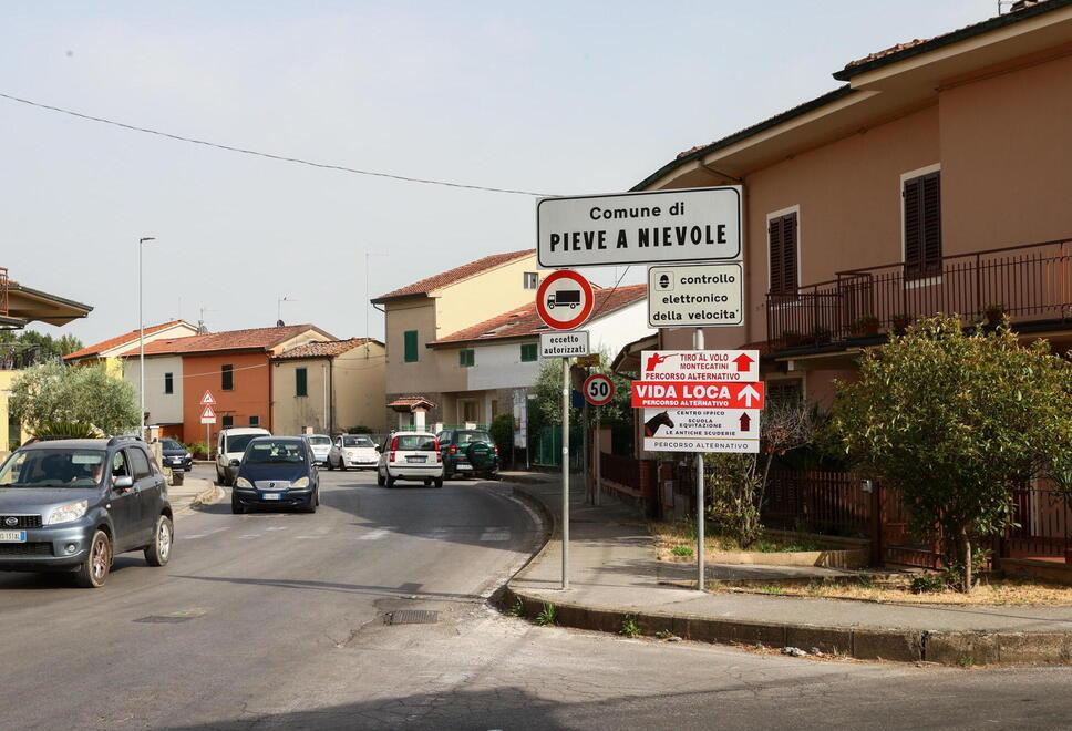 L'’ingresso a Pieve a Nievole dove si sono verificati numerosi furti negli ultimi giorni (foto d’archivio)