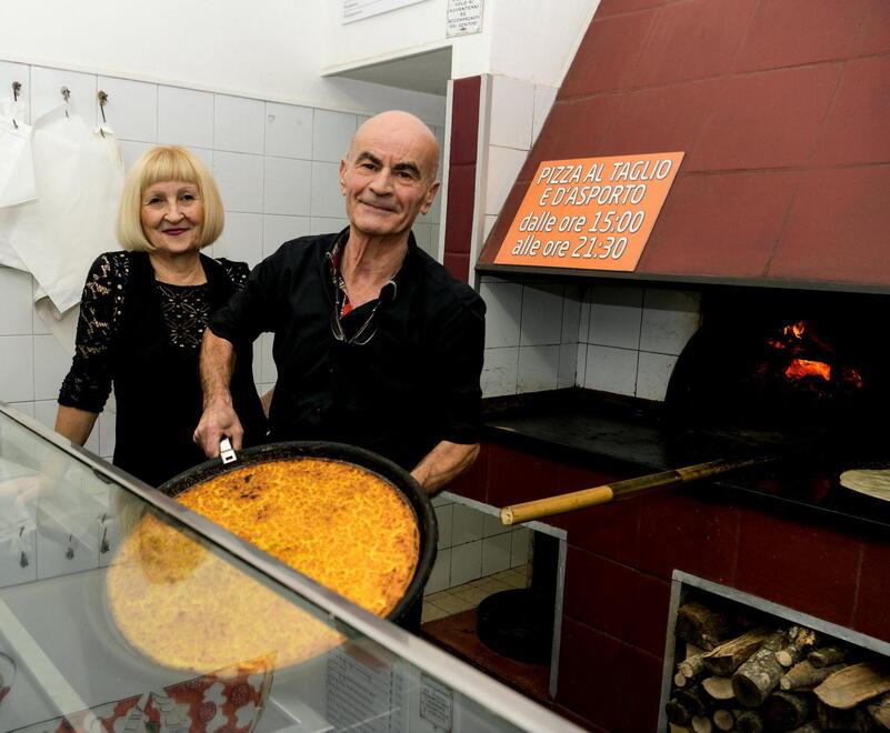 Renato Arciendo e la moglie Mariana Checchi con una bella teglia di cecina alla Pizzeria da Gino che in via Mazzini esiste dal 1938 e nella quale i due sono entrati nel marzo 1978 (foto Paglianti)