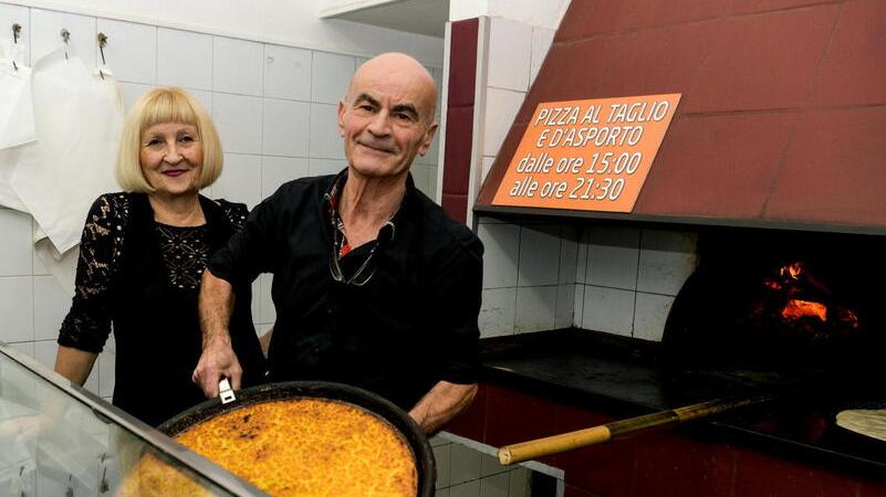 Renato Arciendo e la moglie Mariana Checchi con una bella teglia di cecina alla Pizzeria da Gino che in via Mazzini esiste dal 1938 e nella quale i due sono entrati nel marzo 1978 (foto Paglianti)