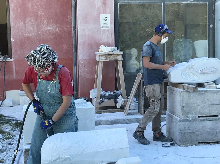 Alcuni scultori al lavoro