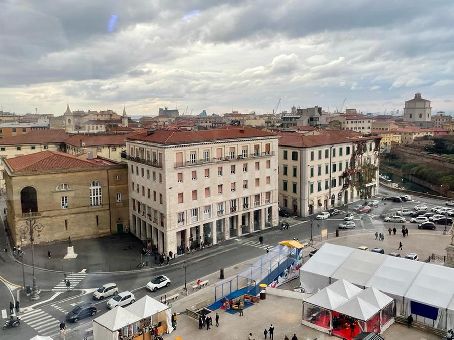 Sette minuti in quota. Ecco cosa si vede dalla ruota panoramica in piazza della Repubblica