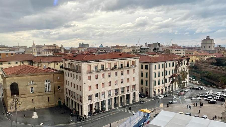 Sette minuti in quota. Ecco cosa si vede dalla ruota panoramica in piazza della Repubblica