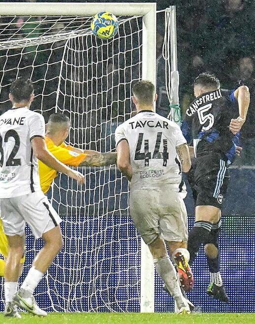 L’incornata vincente del difensore Simone Canestrelli nei minuti finali del match (foto Muzzi)