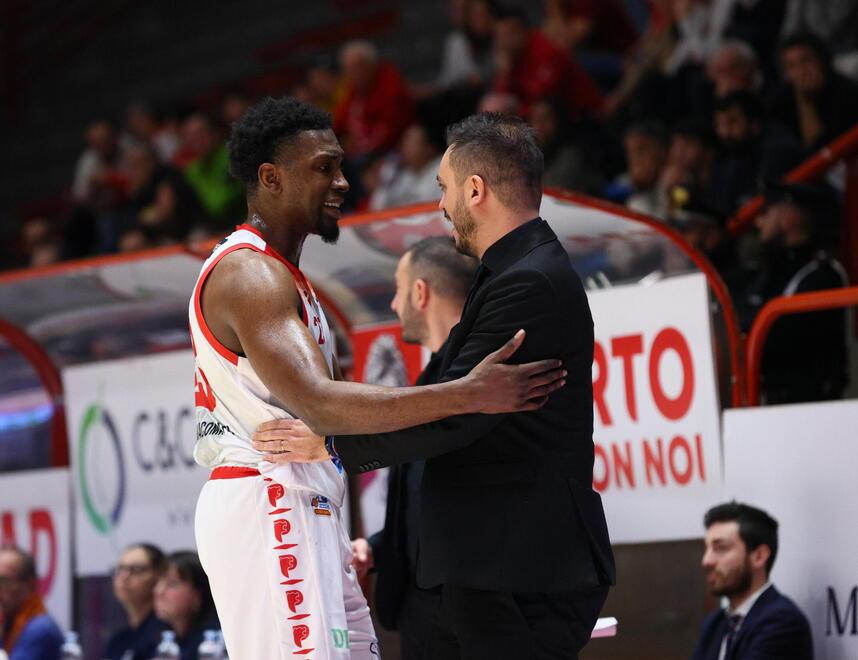 Un abbraccio tra Jordon Varnado e Nicola Brienza (foto Nucci/Innocenti)