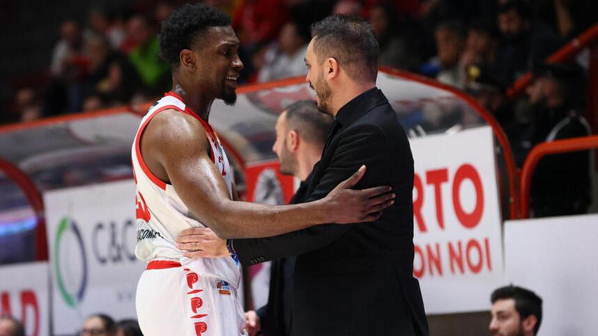 Un abbraccio tra Jordon Varnado e Nicola Brienza (foto Nucci/Innocenti)
