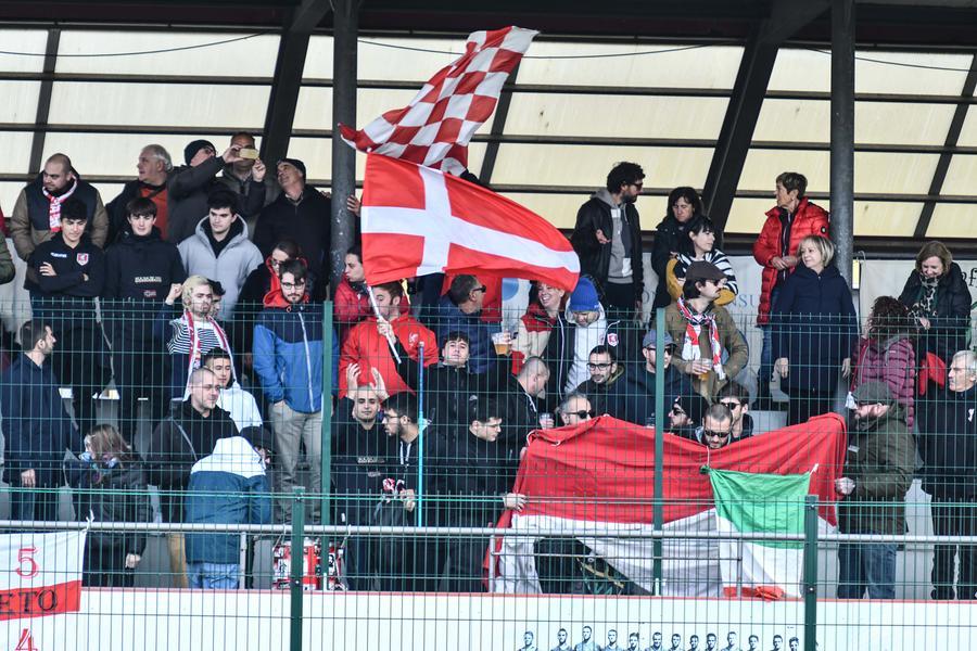 
	I tifosi del Grosseto domenica scorsa ad Altopascio durante la partita del Grifone contro il Tau Calcio, finita 0-0. Tra due giorni i biancorossi ospiteranno il Terranuova Traiana, poi<br />
	giocheranno sul campo della capolista Pianese e quindi ancora in casa col Ghiviborgo

