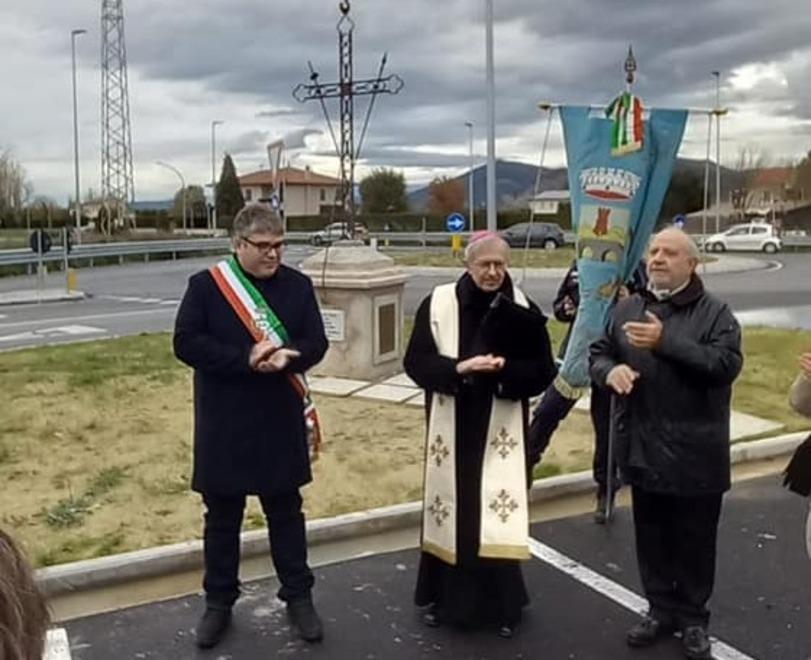 Un momento della  cerimonia  alla rotatoria di Colignola con l’arcivescovo Benotto che ha benedetto la croce