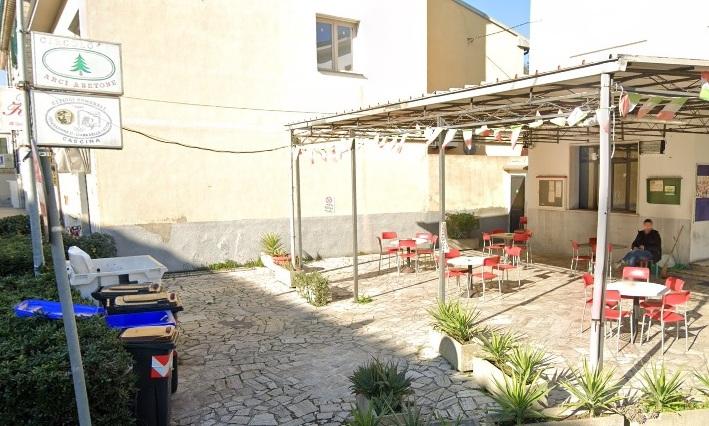 L’esterno del circolo Abetone a Cascina lungo la via Tosco Romagnola