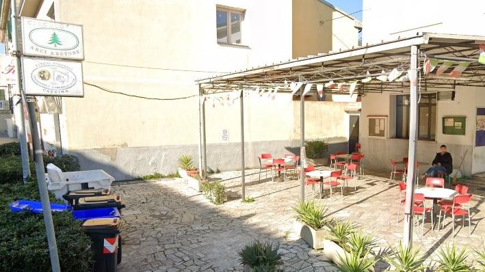 L’esterno del circolo Abetone a Cascina lungo la via Tosco Romagnola