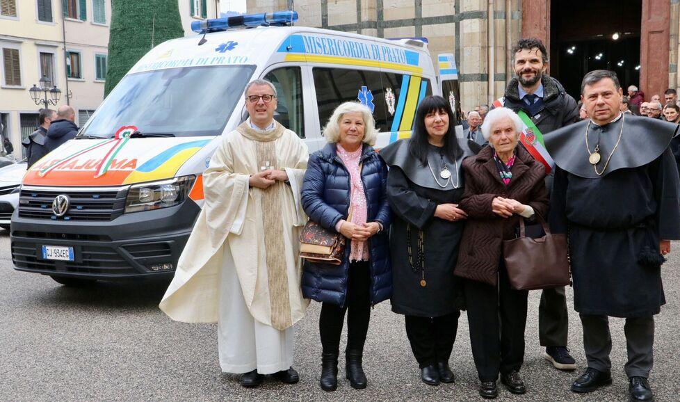 Don Gino Calamai, un’amica  di Ilda, Laila Minelli governatore della Misericordia, Ilda Panza, il sindaco Matteo Biffoni e il proposto Gianluca Mannelli