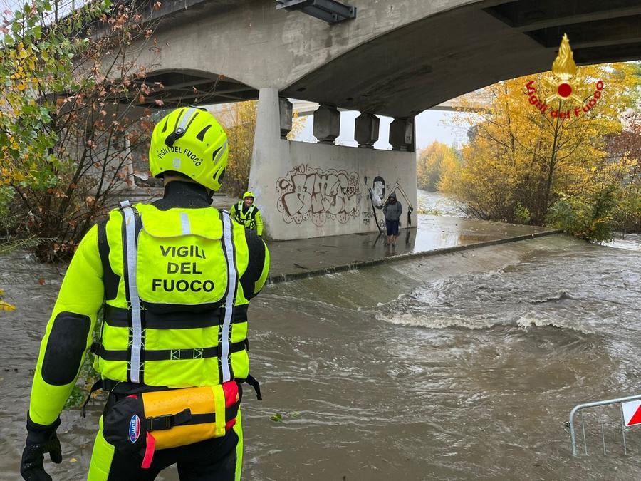 
	L'intervento dei vigili del fuoco per portare in salvo la senzatetto

