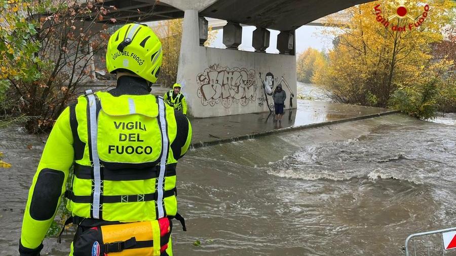 L'intervento dei vigili del fuoco per portare in salvo la senzatetto