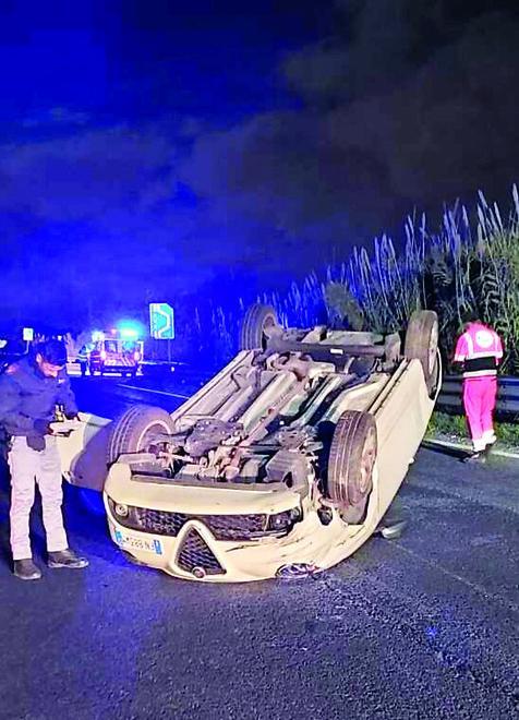 L’auto cappottata: per i rilievi è intervenuta la polizia di Stato