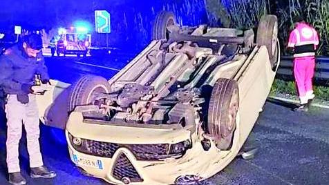 L’auto cappottata: per i rilievi è intervenuta la polizia di Stato
