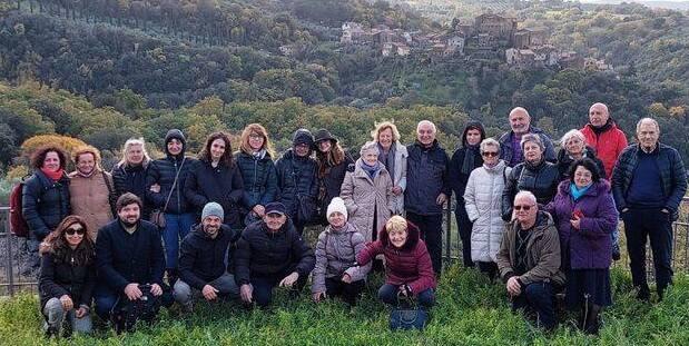 La recente  gita “storica” di una  delegazione  di 26 residenti  della frazione a Montorgiali (foto da Facebook)