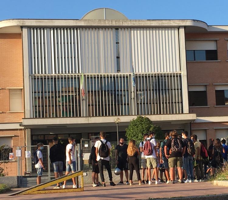 Studenti delle superiori all’ingresso dell’istituto di Concia di Terra
