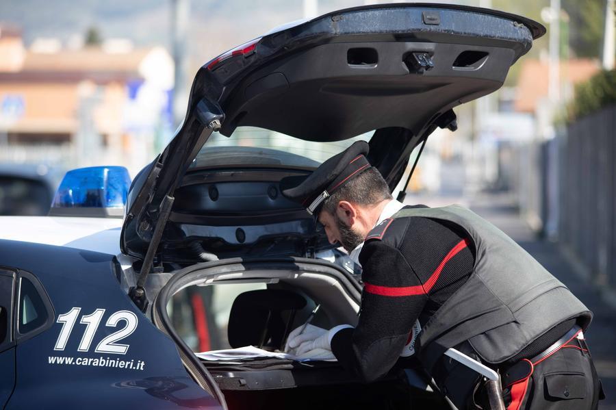Colpi di fucile contro case e auto, abitanti si barricano in casa