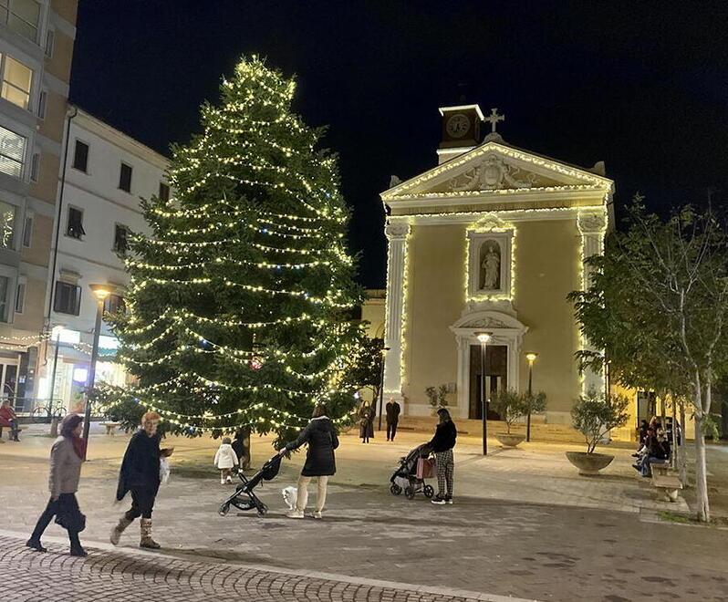 Le luci di Natale nel centro di Cecina